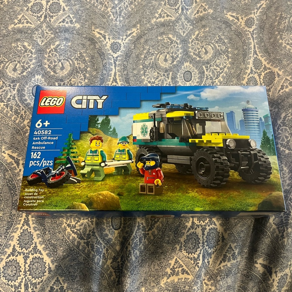 Brand New Lego 4x4 Off-Road Ambulance Rescue, set 40582